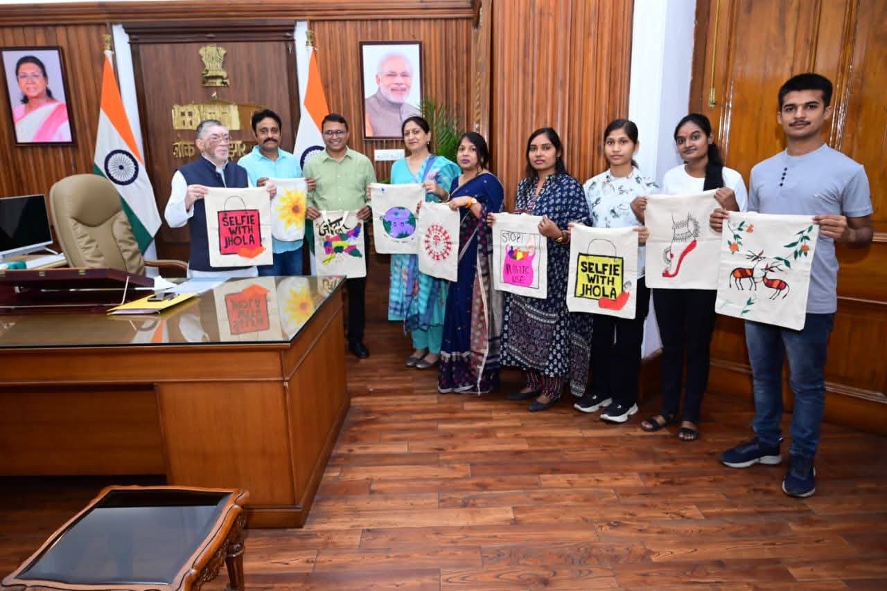 पर्यावरण संरक्षण के लिए चल रही ‘सेल्फी विद झोला’ मुहिम की राज्यपाल ने की तारीफ 1 | Rashtra Samarpan News FB IMG 1781768598210 | Rashtra Samarpan News