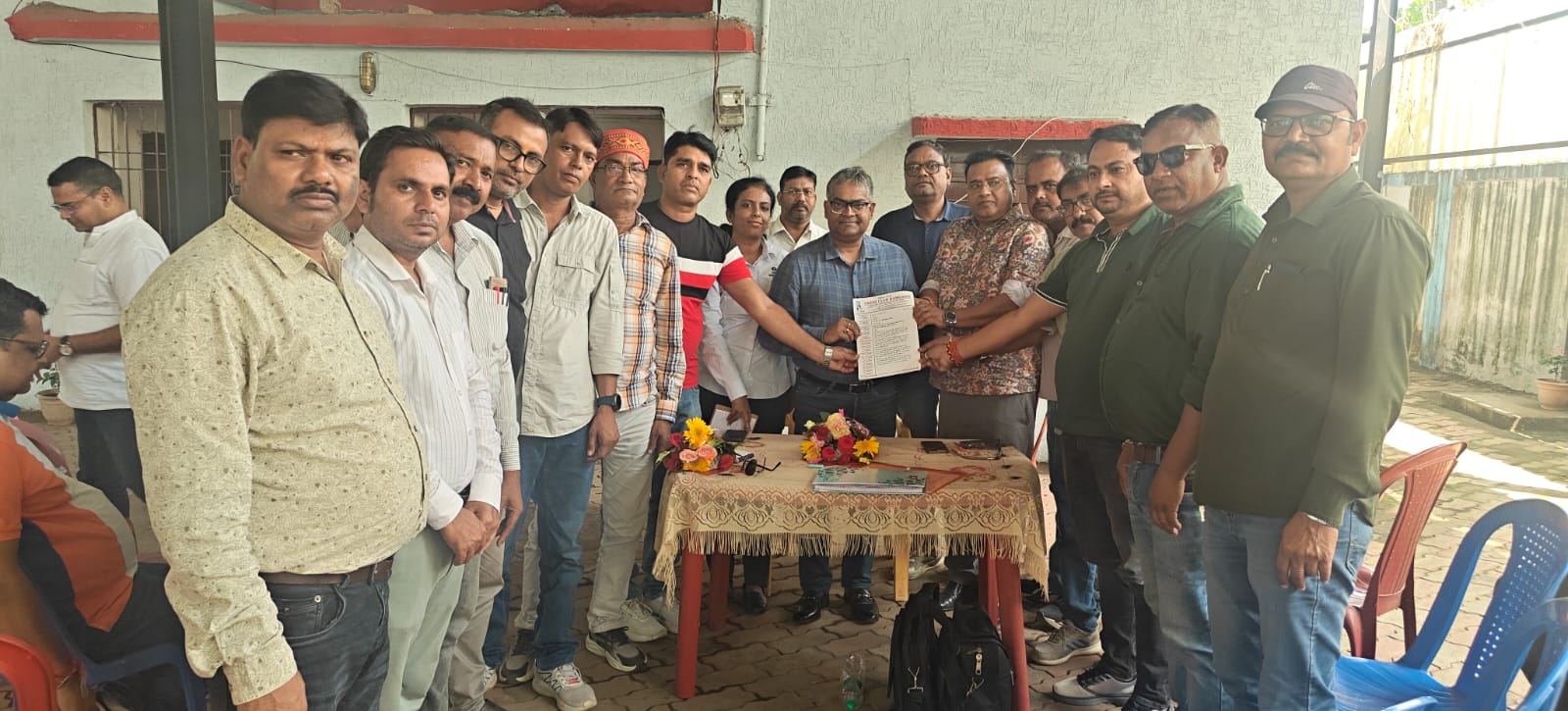 प्रेस क्लब रामगढ़ के नवीनीकरण व मेडिकल सुविधा की मांगों पर टाटा स्टील प्रबंधन का सकारात्मक रुख 1 | Rashtra Samarpan News टाटा प्रबंधन को ज्ञापन सौंपते प्रेस क्लब के पदाधिकारी